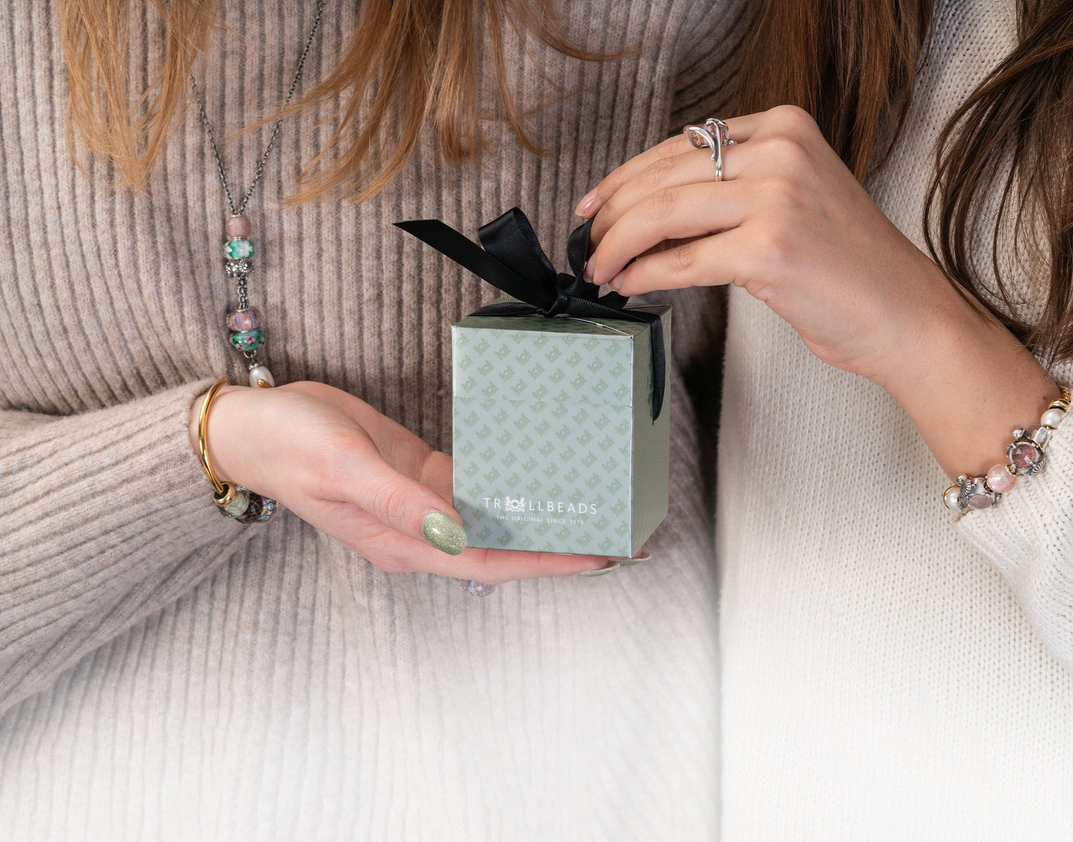 Two friends in a Trollbeads giftgiving situation